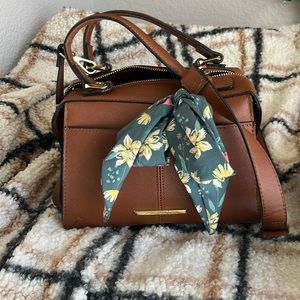 Steve Madden bag small three pockets in inside one outside